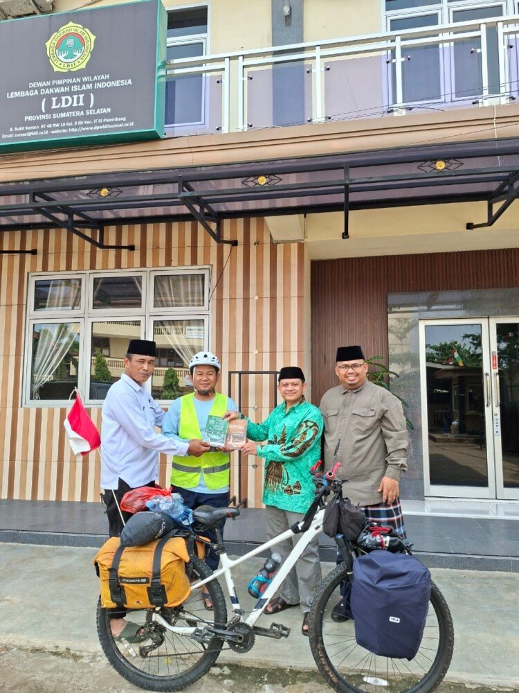 Dr. Ahmad Ali Serahkan Buku Nilai-Nilai Kebajikan dalam Jamaah LDII kepada Sahabat Lamanya di Sekretariat DPW LDII Sumatera Selatan
