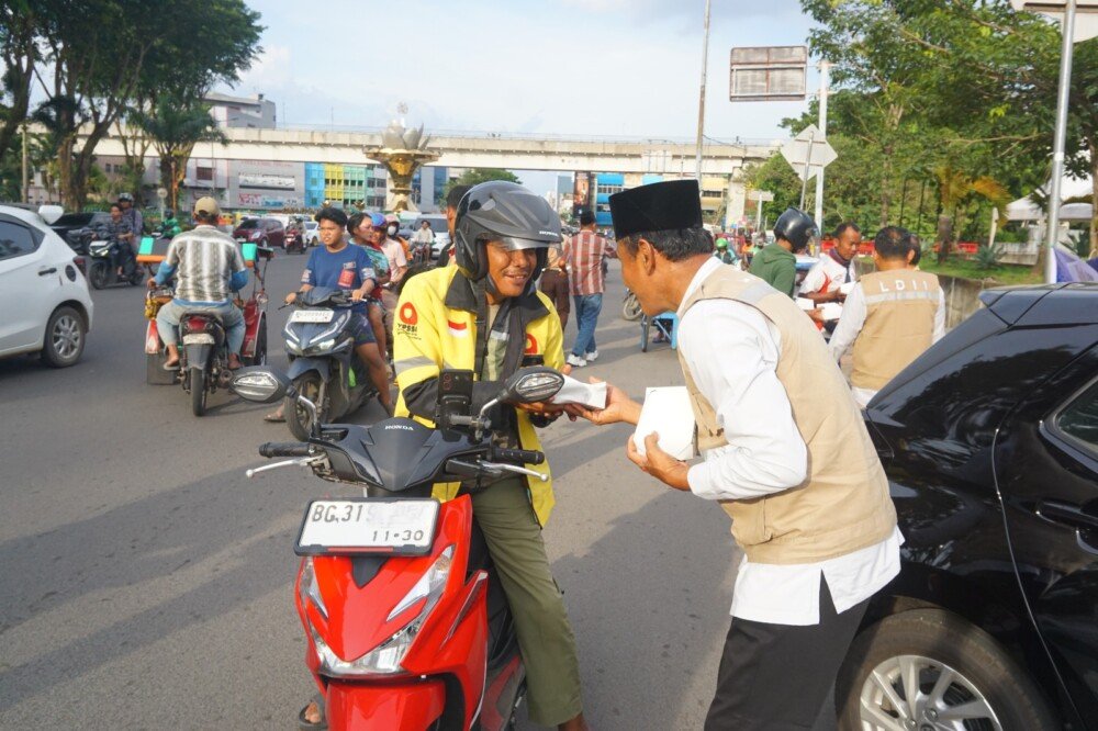 DPW LDII Sumsel Serentak Bagikan 15.000 Takjil di Seluruh Kabupaten/Kota
