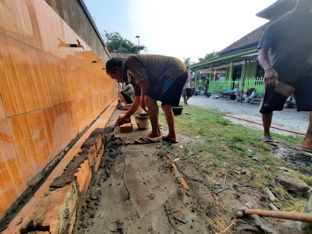 Semarak HUT RI ke-81, PC LDII Penukal Utara Gelar Kerja Bakti dan Renovasi Masjid Bersama Warga