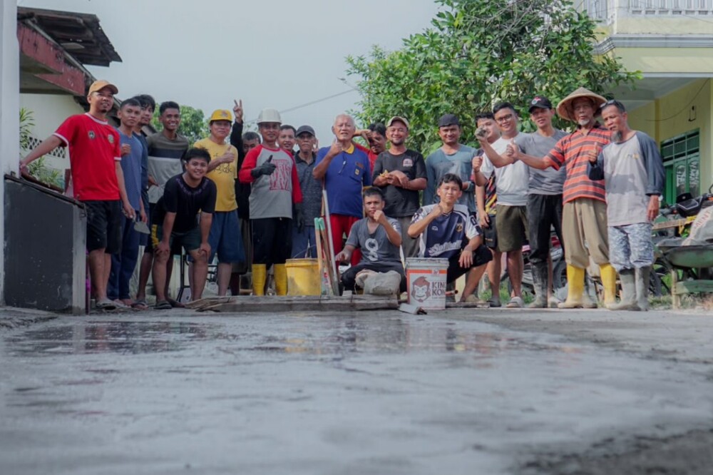 Wujud Kerukunan, Warga LDII Ilir Timur II dan Sungai Buah Rampungkan Pengecoran Jalan Swadaya
