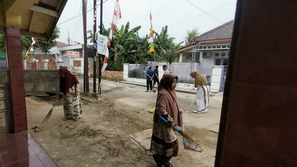 Gerakan Kerja Bakti LDII Kalidoni Implementasi Perkuat Kerukunan Warga
