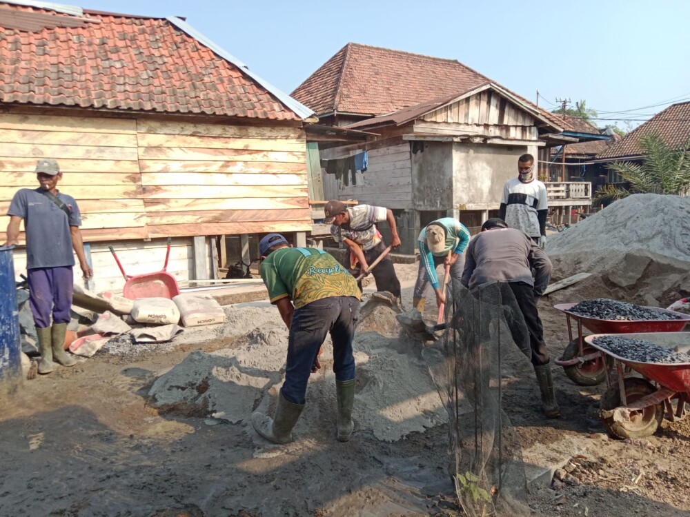 LDII Tanaabang Ilir Turut Gotong Royong Pengecoran Rumah Kepala Desa