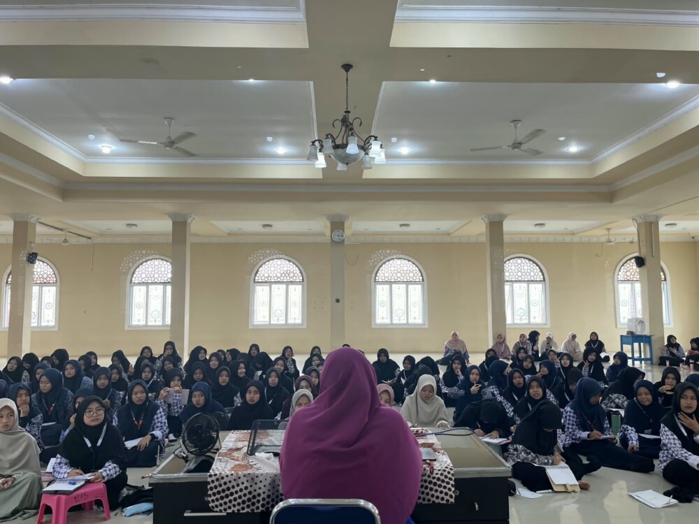 Tingkatkan Pemahaman Agama, Siswi SMA Aziziah Palembang Dibekali Tentang Thaharah dan Birrul Walidain
