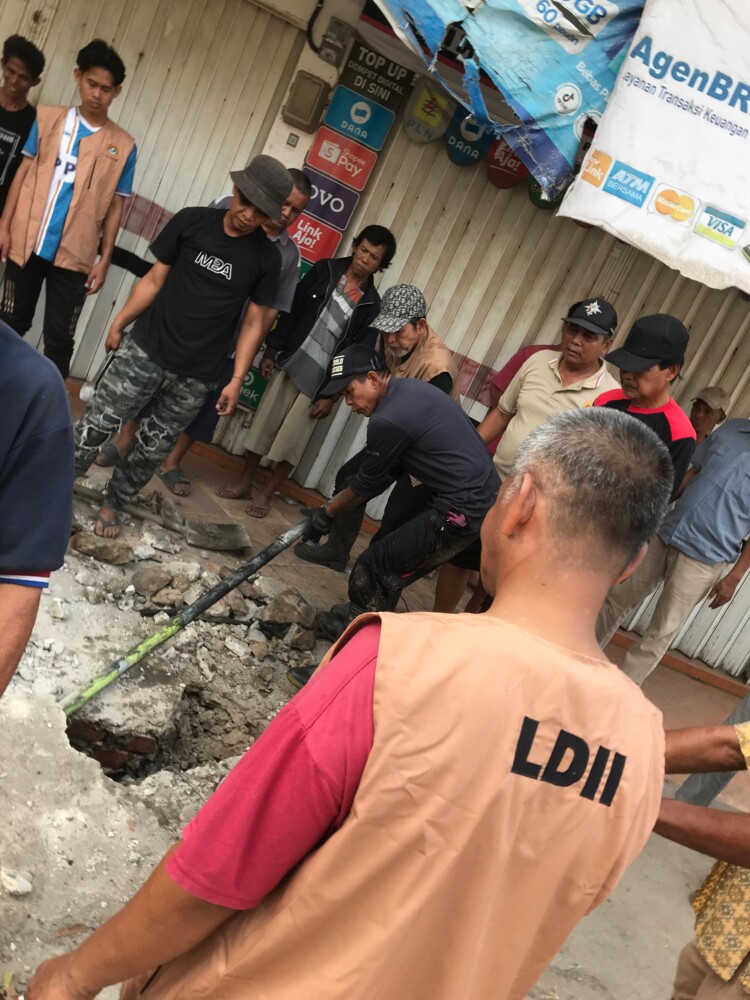 Warga LDII Tanjung Raja Gotong Royong Bersama Pemerintah Kecamatan dan Kelurahan