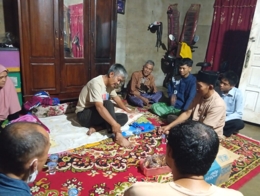 Wujud Kerukunan, Warga LDII Kompak Besuk Ketua RT 06 yang Sakit